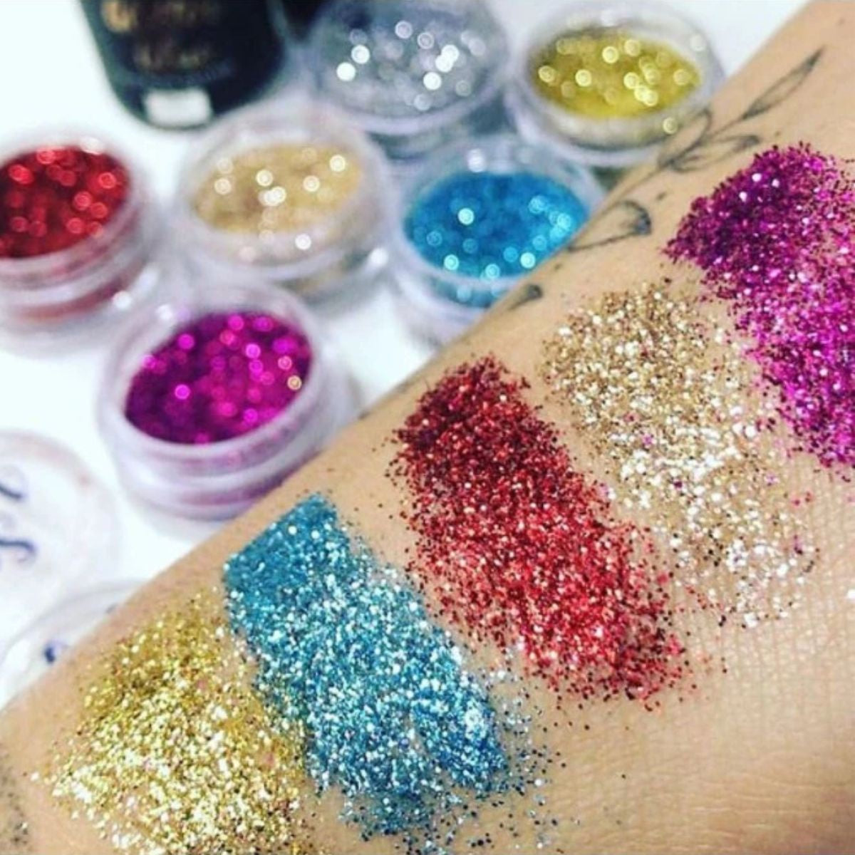 Glitter ou strass para maquiagem carnaval